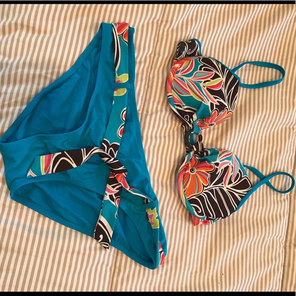 Skye Bikini small top, large bottom 
